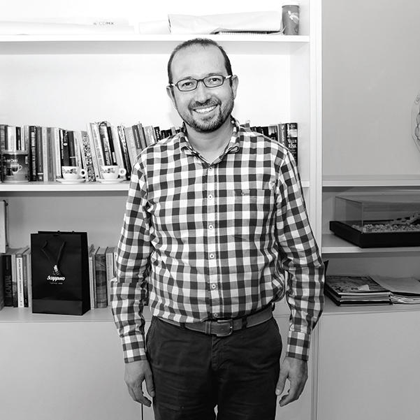 Roberto Remes, activista y Autoridad del Espacio Público en su oficina, foto de Guillermo Gelamaka