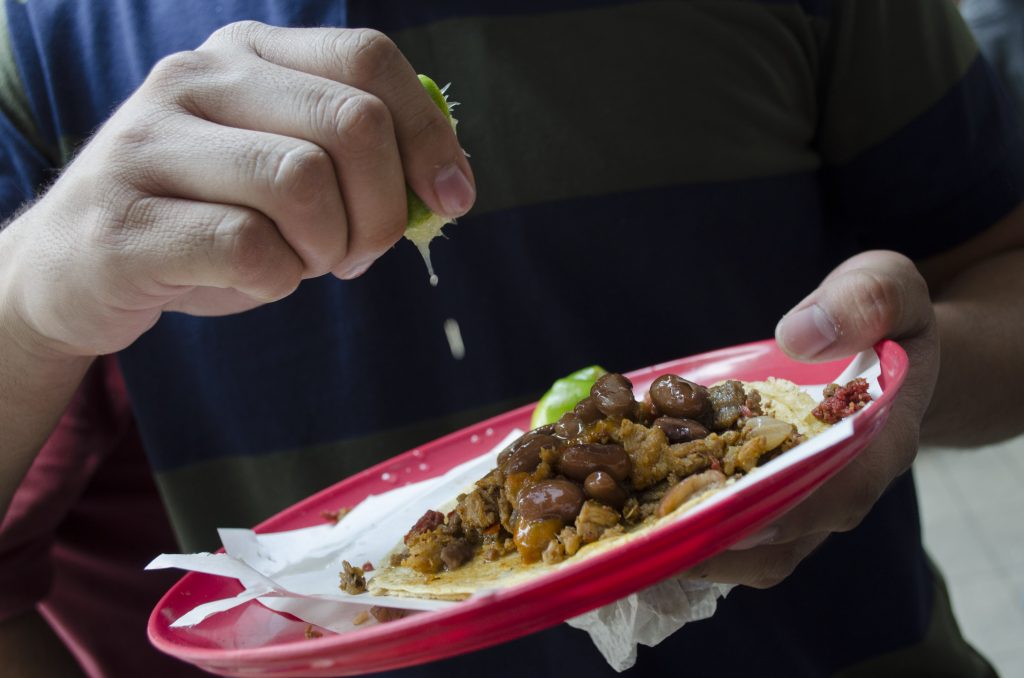 MÉXICO, D.F., 13JUNIO2014.- Tacos de todo tipo, prehispánicos o de pastor, pulques y cervezas artesanales, es la oferta para este fin de semana en la Feria del Taco 2014 en el centro de Tlalpan.   FOTO: MARÍA JOSÉ MARTÍNEZ /CUARTOSCURO.COM