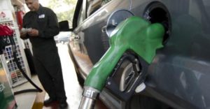 MÉXICO, D.F., 13NOVIEMBRE2011.- El precio de los combustibles automotrices se incrementa en ocho centavos y se venderá en 9.64 pesos por litro de gasolina Magna, en tanto que el precio de la gasolina Premium llega a los 10.54 pesos y el diesel se ubica en los 10 pesos por litro. Enécimo aumento del año en combustíbles. FOTO: MISAEL VALTIERRA/CUARTOSCURO.COM
