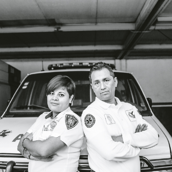 Magdalena Delgado Toto y José Antonio Santiesteban, personal de emergencias en la CDMX. Foto, Lulú Urdapilleta