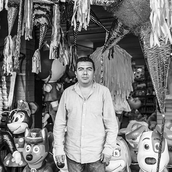 Piñatas tradicionales y no tan tradicionales de la CDMX hechas por la familia Mena. Hugo Mena nos nuestra su local en Circuito Interior. Foto, Lulú Urdapilleta