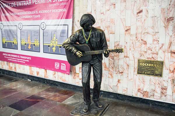 La estatua de Rockdrigo en el metro Balderas - Máspormás