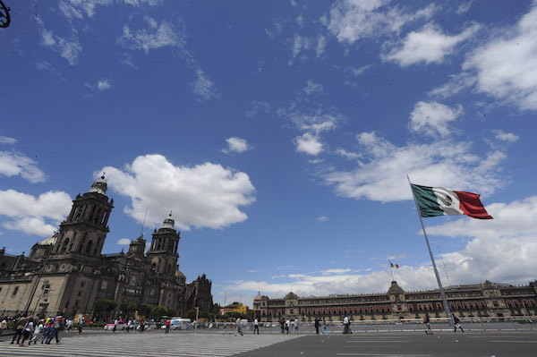 CIUDAD DE MÉXICO, 21JUNIO2016.- Un cielo despejado y limpio se disfrutó este día en el Zócalo de la Ciudad de México. 
FOTO: ARMANDO MONROY /CUARTOSCURO.COM