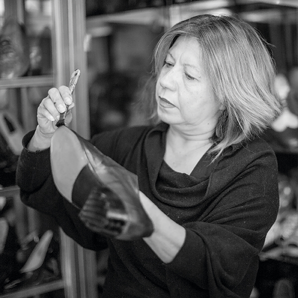 Cristina Galicia es una de las pocas fabricantes de zapatos pachucos que existen en la CDMX. Foto, Lulú Urdapilleta