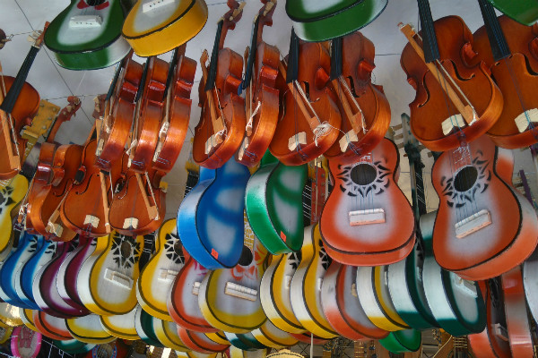 En la calle de Bolívar venden todo tipo de instrumentos musicales y equipo de sonido.