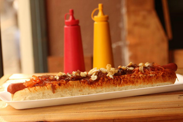 En King of Dogs preparan un enrome hot dog de 40 centímetros