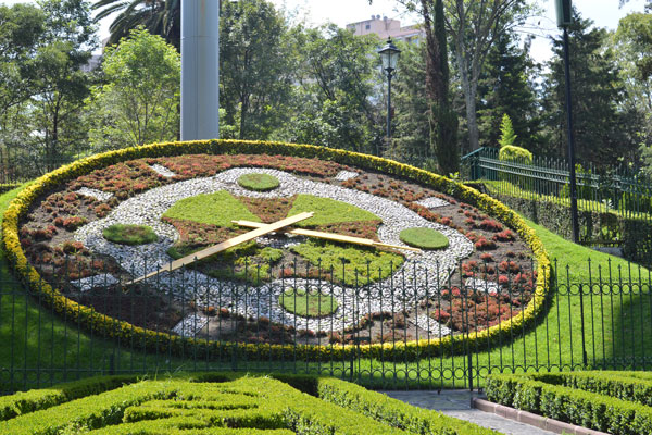 El reloj floral del parque hundido es uno de sus emblemas