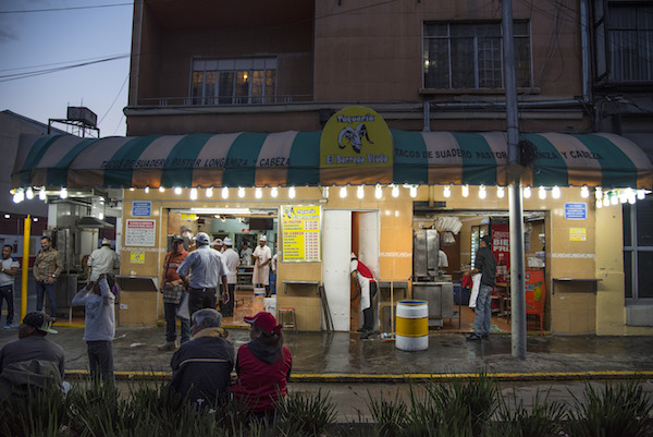 Hoy, en su Ciudad de necios, Nacho Lozano escribe sobre la clausura y reapertura de la taquería El Borrego Viudo