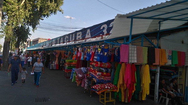 En el Mercado de Tacuba encuentras desde frutas hasta vestidos de gala.