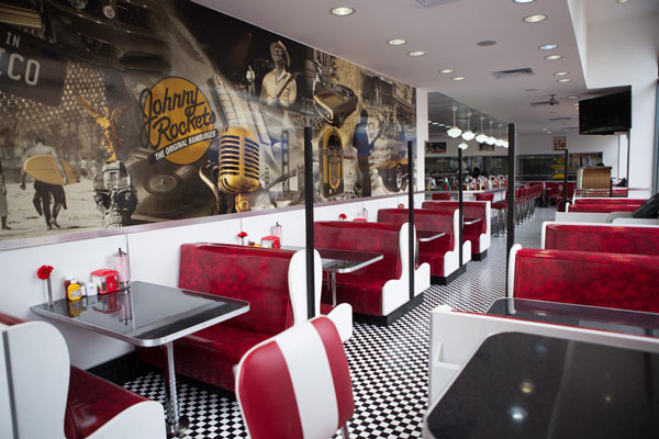 Las hamburguesas de Johnny Rockets son un clásico diner americano.
