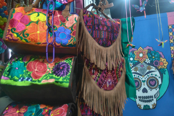 El Mercado de Coyoacán se distingue por su colorido, tradición y deliciosa comida.