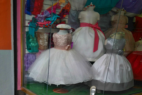 La calle del Centro Histórico donde venden vestidos