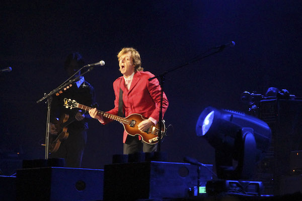 MÉXICO, D.F., 10MAYO2012.- Paul McCartney, ex integrantes de los Beatles, se presentó la noche en un concierto gratuito en la Plaza de la Constitución.
FOTO: SAÚL LÓPEZ /CUARTOSCURO.COM