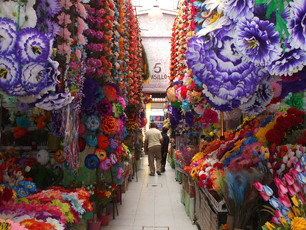 Recorre el gran y colorido Mercado de las flores de la Merced, el lugar donde nunca se marchitan. 