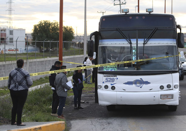 Asalto en la México-Pachuca: Tres tipos suben a un autobús de pasajeros