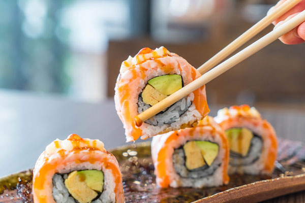 En Kin Shake puedes encontrar delicias como el sushi con surimi y pollo almendrado