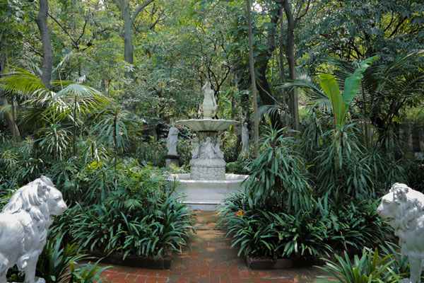 se aprecia el bello jardín en el que se encuentran vestigios coloniales como tres estanques y restos de canales de barro.
