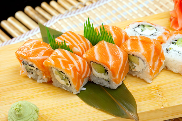 El sushi cake o el rollo spicy shake marinado de Tori Tori son dos de sus opciones con salmón y son muy buenos