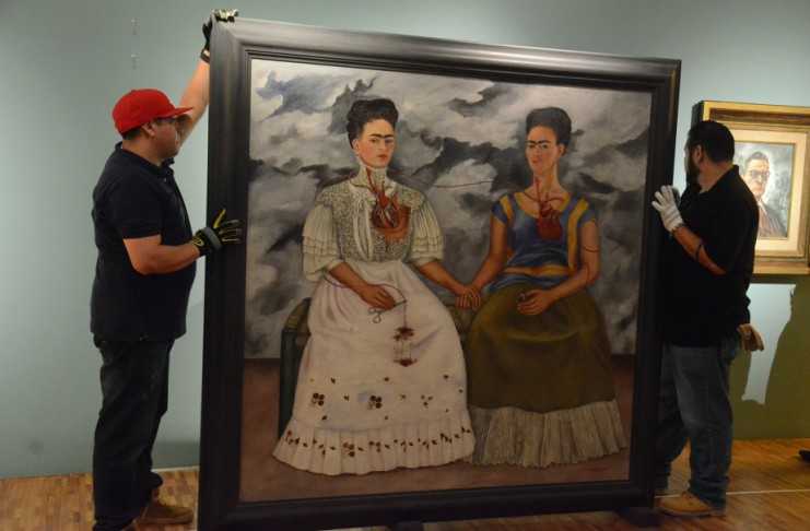 La pintura "Las dos Fridas" regresó a la Ciudad de México después de ser exhibida en París y Estados Unidos.