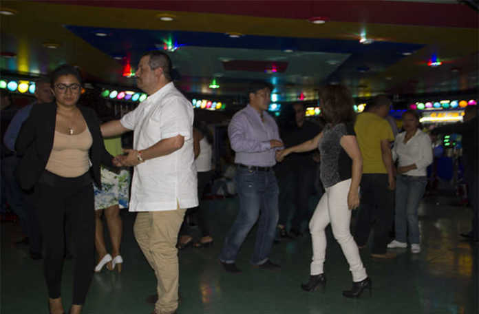 Tropicana 1.1 Tropicana, personajes y baile
