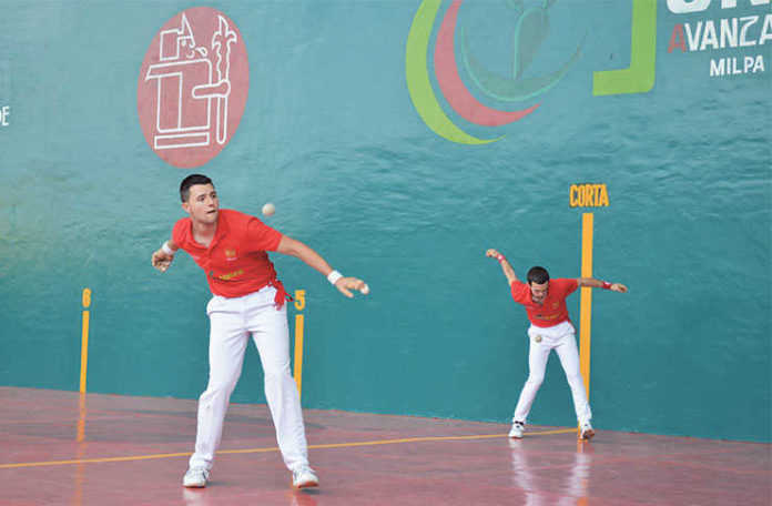 Deporte Donde Una Pelota Rebota Contra La Pared