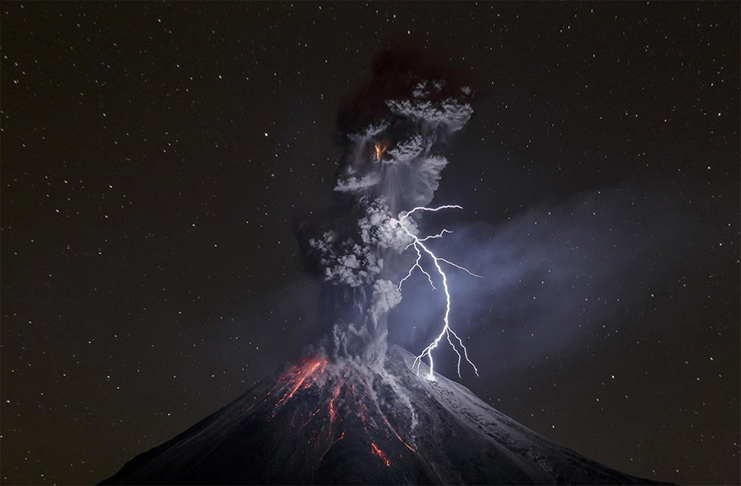Sergio Tapiro gana premio de prestigiosa revista por hermosa fotografía del volcán de Colima.