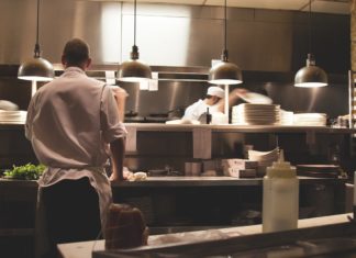 Restaurantes de la CDMX podrán dar servicio en interiores
