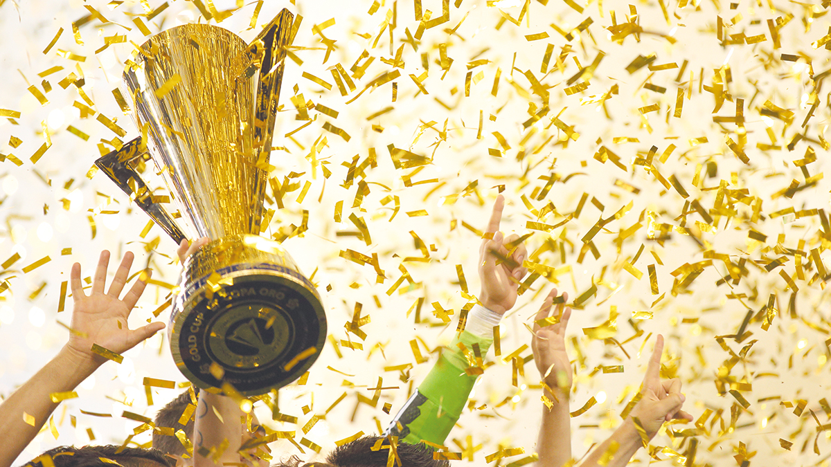 PHILADELPHIA, PA  – JULY 26:  Andres Guardado #18 of Mexico lifts The CONCACAF Gold Cup Trophy after the 2015 CONCACAF Gold Cup Final match between Jamaica and Mexico at Lincoln Financial Field on July 26, 2015 in Philadelphia,Pennsylvania.  (Photo by Matthew Ashton – AMA/Getty Images)
