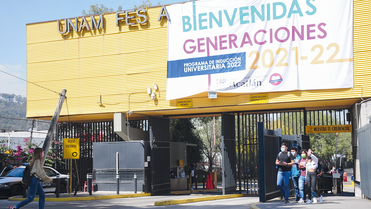 NAUCALPAN, EDOMEX, 16NOVIEMBRE2021.- Este martes las instalaciones de la FES Acatlán volvieron a abrir sus puertas luego de un año y ocho meses de permanecer cerrada por la pandemia de Covid-19. Alumnos que egresaron hace tres semestres, así como los de nuevo ingreso, conocieron por primera vez su plantel donde esperan cursar lo que resta de su carrera de manera presencial. Hasta el momento sólo se realizan trámites que se quedaron detenidos por causa de la pandemia. FOTO: DANIEL AUGUSTO /CUARTOSCURO.COM