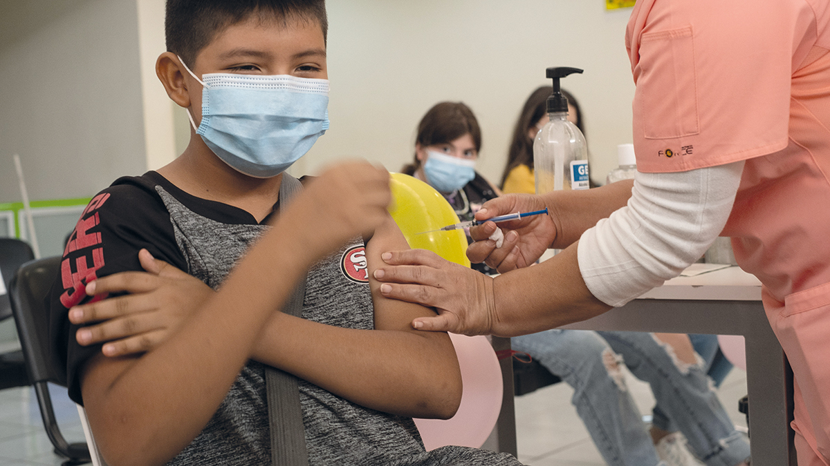 TUXTLA GUTIÉRREZ, CHIAPAS, 18OCTUBRE2021.- En coordinación entre el Instituto Mexicano del Seguro Social (IMSS) y la Secretaría de Salud del estado iniciaron la campaña de vacunación contra la enfermedad el Covid-19 a menores de edad entre los 12 y 17 años con comorbilidades en todo el estado. En el Hospital de Especialidades Pediátricas se aplicaron 31 dosis.
FOTO: ISABEL MATEOS/CUARTOSCURO.COM