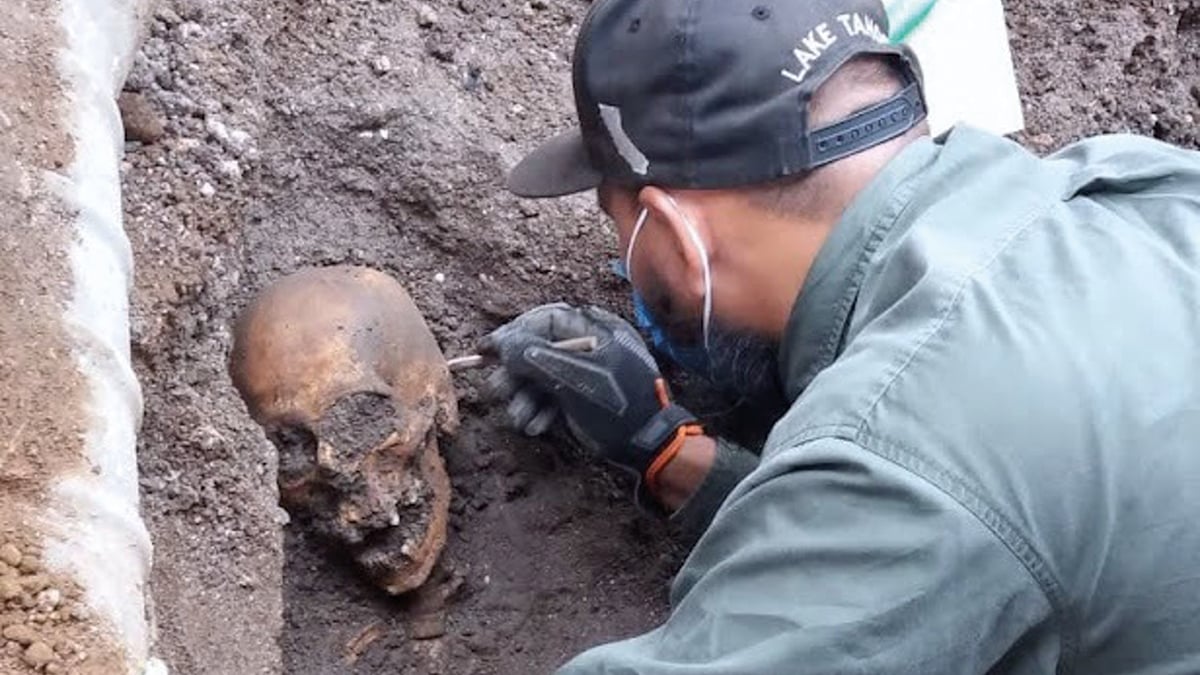 CIUDAD DE MÉXICO, 13DICIEMBRE2021.- Durante una inspección de las obras públicas que se realizan en las inmediaciones del Panteón de San Fernando, en la Ciudad de México, un equipo de especialistas del Instituto Nacional de Antropología e Historia (INAH), institución de la Secretaría de Cultura del Gobierno de México, realizó la recuperación de 17 enterramientos que datarían del siglo XIX, hallados en la periferia de ese histórico cementerio, siendo la primera vez que registran un descubrimiento de este tipo en ese lugar. De acuerdo con la coordinadora de las excavaciones arqueológicas, Nancy Domínguez Rosas, y el antropólogo físico Eduardo García Flores, adscritos a la Dirección de Salvamento Arqueológico, los entierros se localizaron bajo el piso de la acera frontal del panteón durante la supervisión de las labores que efectúa personal de la Secretaría de Obras y Servicios de la Ciudad de México, para la introducción de cableado eléctrico. Para la colocación del ducto maestro fue necesario levantar la piedra braza que cubre la banqueta en el tramo que va de la calle Héroes a la Plaza San Fernando, en esta longitud aparecieron los entierros a profundidades someras de 27 a 80 centímetros. Los enterramientos contenían los restos removidos de varios individuos inhumados dentro del recinto funerario, cuya extensión original en el siglo XIX abarcaba lo que hoy es la calle San Fernando.
FOTO: INAH/CUARTOSCURO.COM