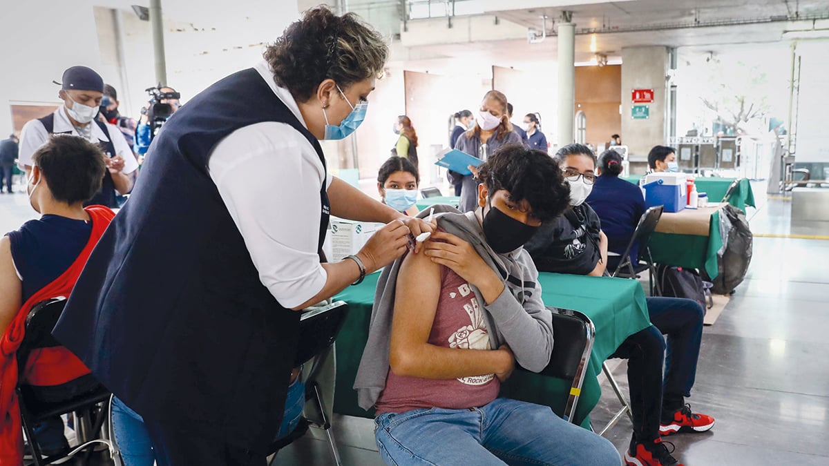 CIUDAD DE MÉXICO, 25OCTUBRE2021.- Inició la vacunación contra el Covid-19 a adolescente de 12 a 17 años con comorbilidades en dos sedes: Biblioteca Vasconcelos y el Centro de Estudios Superiores en Ciencias de la Salud (CENCIS-Marina). 
FOTO: MOISÉS PABLO/CUARTOSCURO.COM