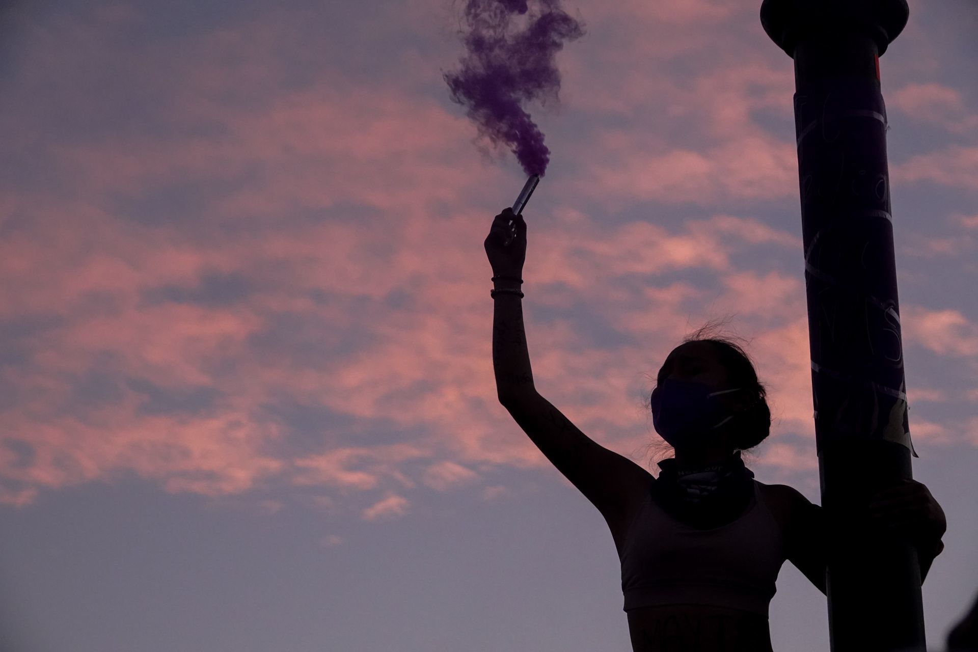 CIUDAD DE MÉXICO, 08MARZO2022.- Miles de mujeres marcharon del Ángel de la Independencia al Zócalo capitalino para exigir justicia para las víctimas de feminicidio, alto a la violencia de género y castigo a los agresores, esto en el marco del Día Internacional de la Mujer. 
FOTO: GALO CAÑAS/CUARTOSCURO.COM
