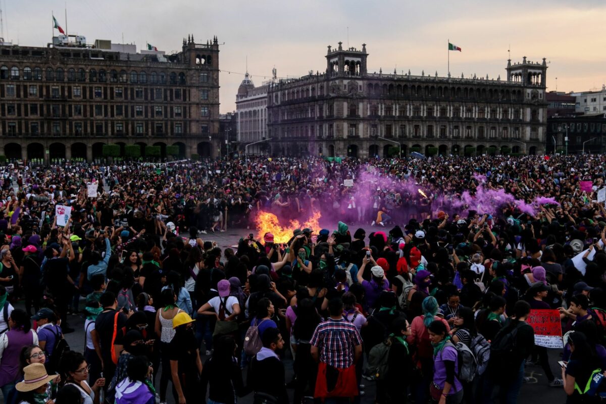 Foto tomada durante la marcha del 8M