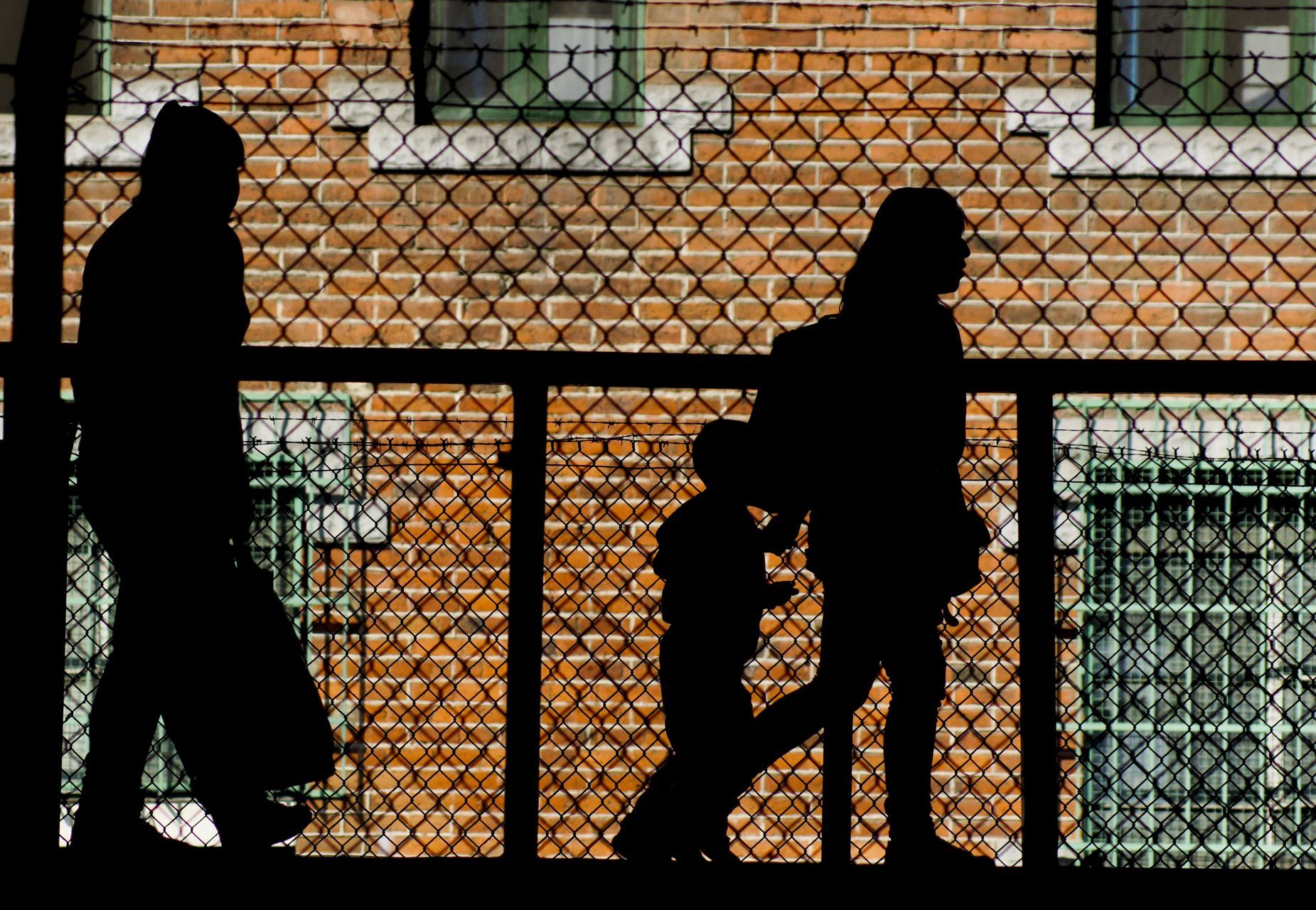 MÉXICO, D.F., 11NOVIEMBRE2012.- La silueta de una mujer y su hijo caminan por los andenes del metro San Antonio Abad.
FOTO: PEDRO ANZA /CUARTOSCURO.COM