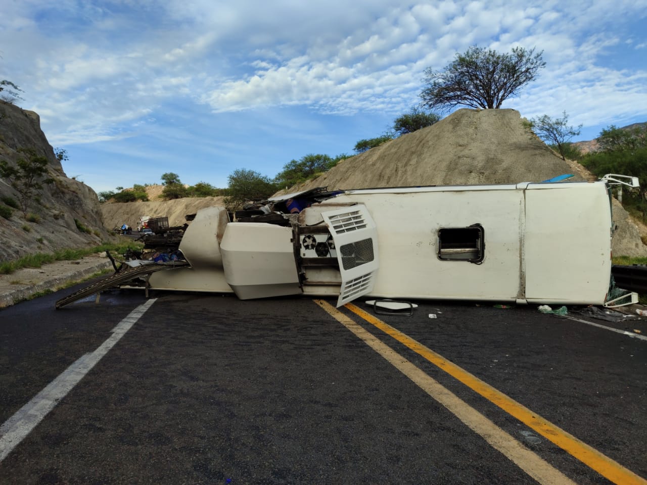 Un autobús de pasajeros y un torton se accidentaron en la carretera Miahuatlán-Coixtlahuaca.