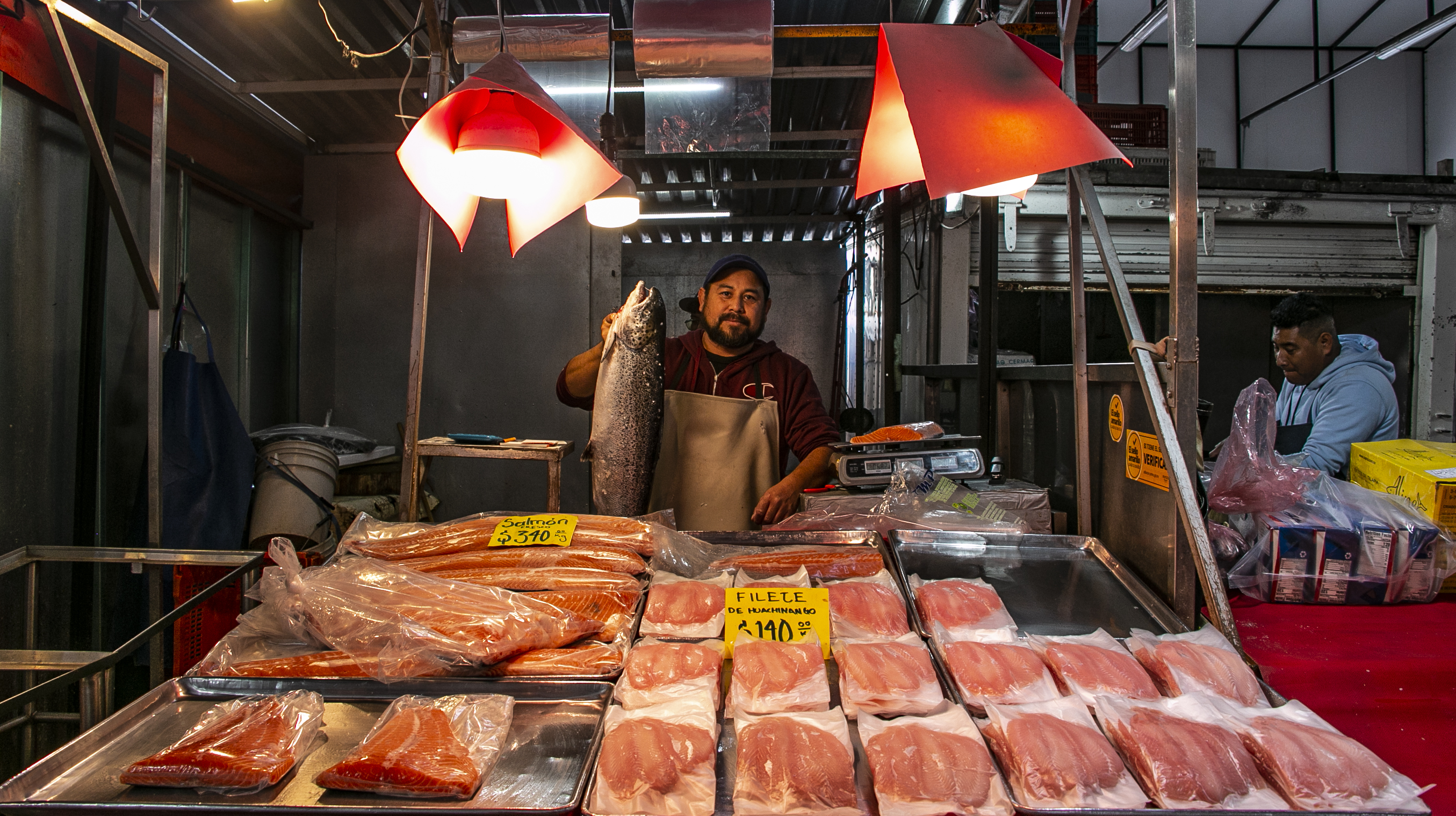 Ricardo Zamora, originario de la Ciudad de México, lleva trabajando más de ocho años en el mercado de mariscos.
