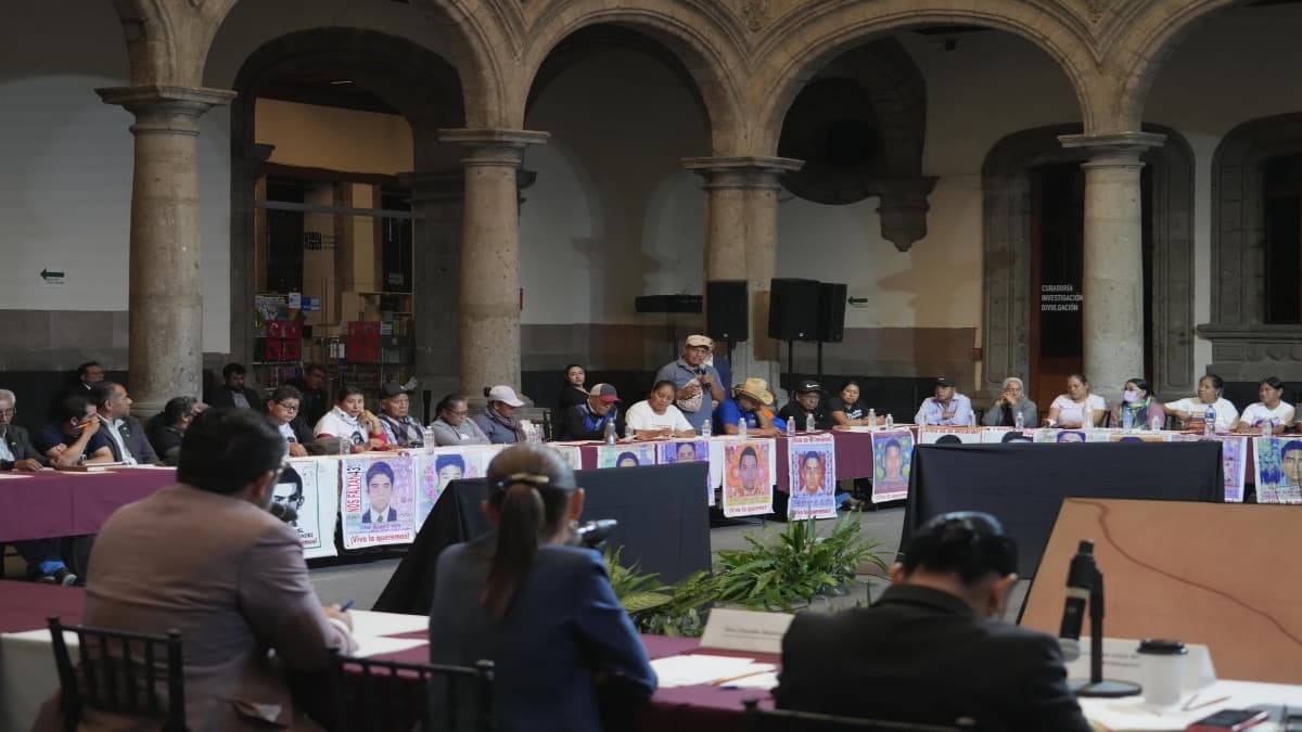 Padres de los 43 normalistas desaparecidos de Ayotzinapa se reúnen con ...