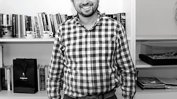 Roberto Remes, activista y Autoridad del Espacio Público en su oficina, foto de Guillermo Gelamaka