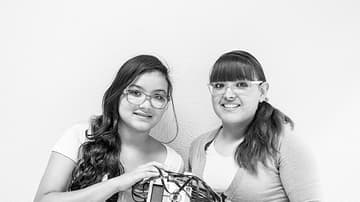 Las hermanas Michelle y Montserrat Rivera Villarroel representan a México en la Olimpiada Mundial de Robótica. Foto: Lulú Urdapilleta