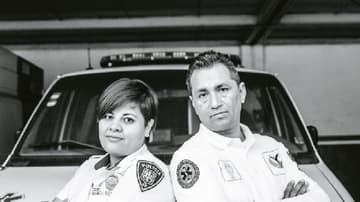 Magdalena Delgado Toto y José Antonio Santiesteban, personal de emergencias en la CDMX. Foto, Lulú Urdapilleta