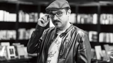El escritor Bernardo Esquinca nos enseña a cazar rarezas en la ciudad de México. Foto, Lulú Urdapilleta