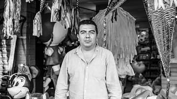 Piñatas tradicionales y no tan tradicionales de la CDMX hechas por la familia Mena. Hugo Mena nos nuestra su local en Circuito Interior. Foto, Lulú Urdapilleta