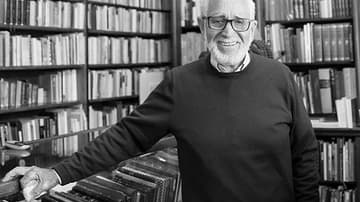 Enrique Espejo, dueño de la Librería Madero, en el Centro Histórico. Foto, Lulú Urdapilleta