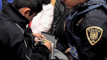 Policías revisan las mochilas de estudiantes de nivel básico durante el operativo Mochila Segura. Foto, Cuartoscuro.