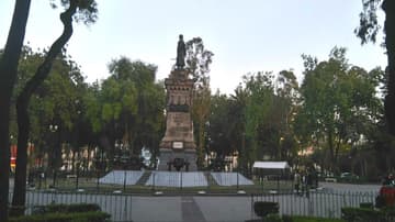 Muchas son las personas que le dan vida a la plaza de la Ciudadela, desde el vendedor, hasta las personas que acuden a tomar clases de baile.