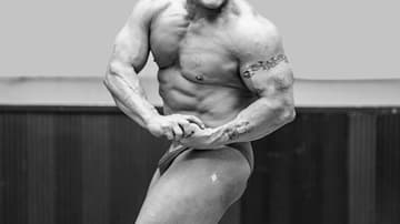 Hasta 60 mil pesos invierte para ponerse en forma para cada competencia el campeón capitalino de Fisicoculturismo Eduardo Medrano. Foto, Lulú Urdapilleta