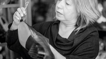 Cristina Galicia es una de las pocas fabricantes de zapatos pachucos que existen en la CDMX. Foto, Lulú Urdapilleta