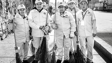 El grupo de limpieza Mujeres en acción se dedica a recorrer las calles del Centro de la CDMX para cambiarle el rostro a la capital. Foto Lulú Urdapilleta