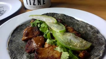 Tizne Tacomotora ofrece tacos ahumados en la colonia Del Valle.